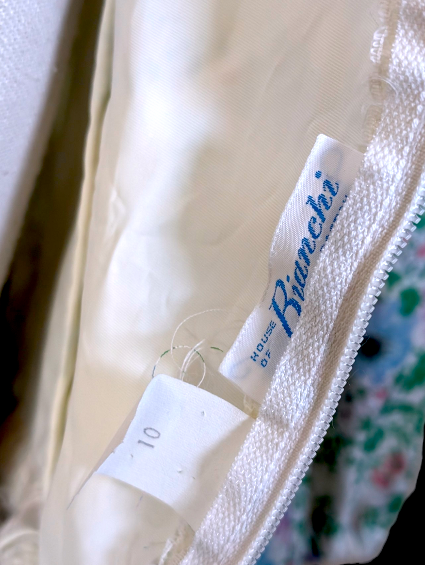 1970s House of Bianchi Wildflower Cottagecore Style White Dress with 3/4 Puff Sleeves