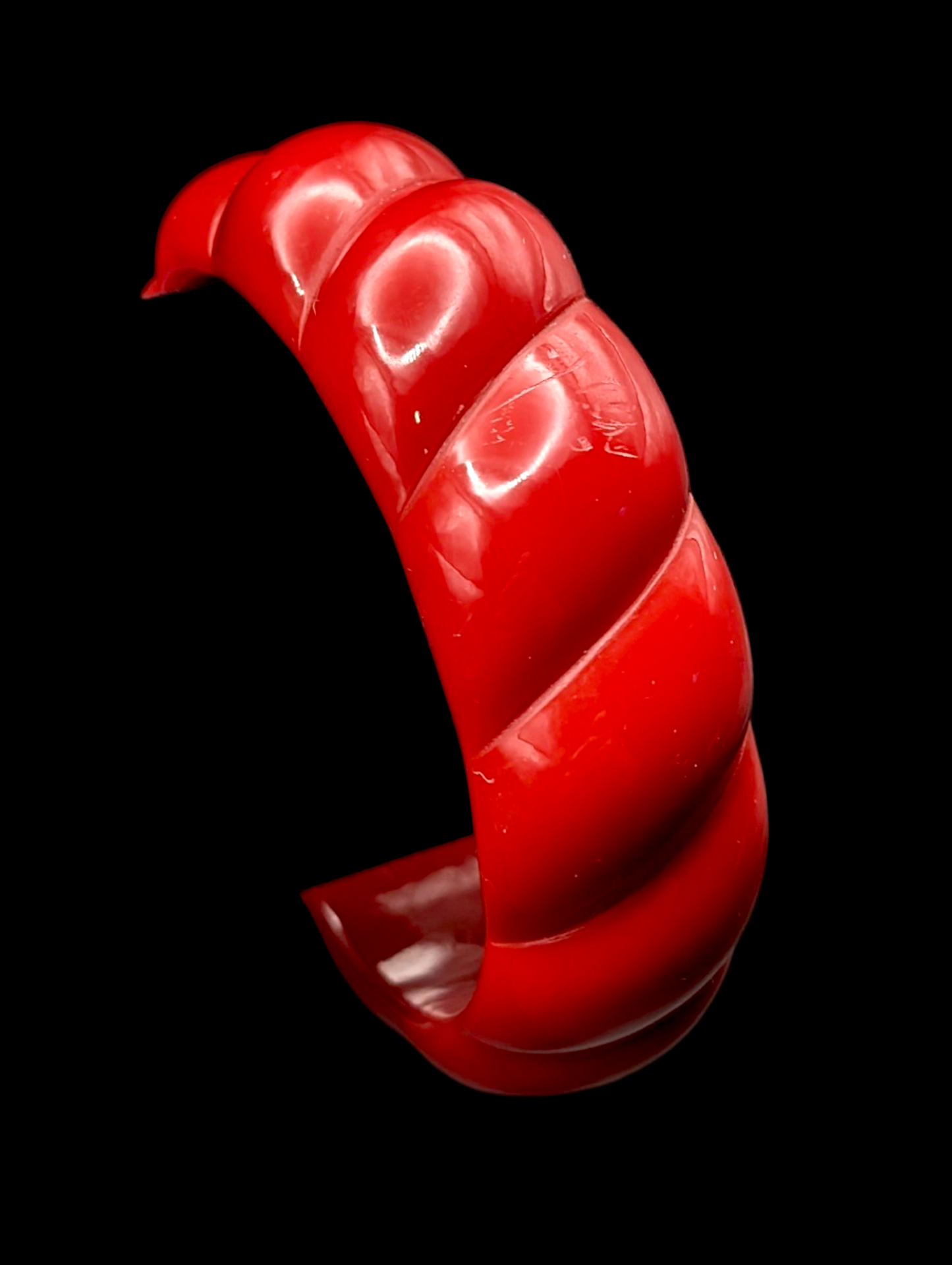 1950s - 1970s Mid-Century Modern Carved Rope Bakelite Bangle Bracelet in Cherry Red