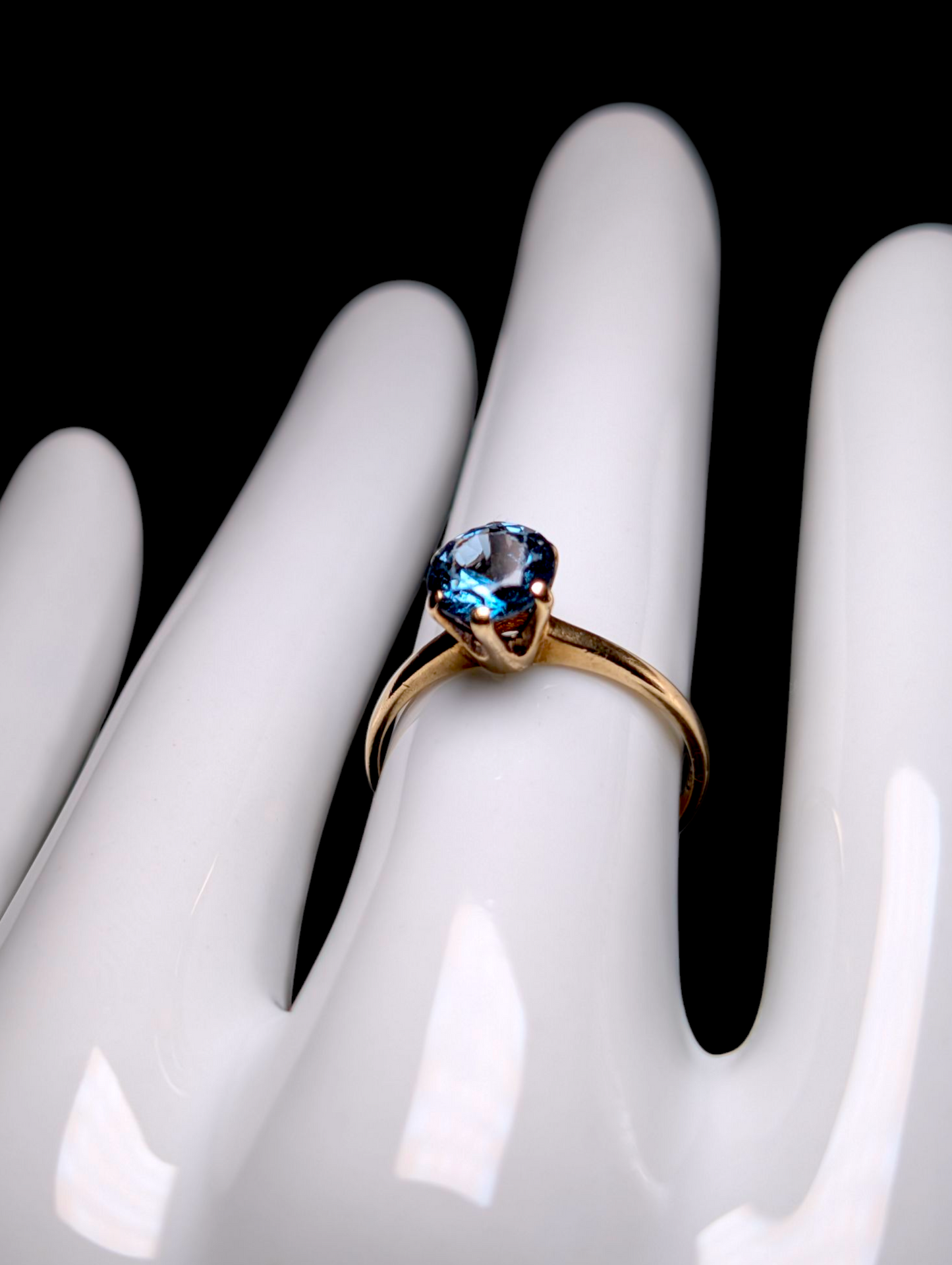 Vintage Designer David Sarkin Brilliant Round Cut Genuine Blue Spinel Solitaire 10k Solid Yellow Gold Ring