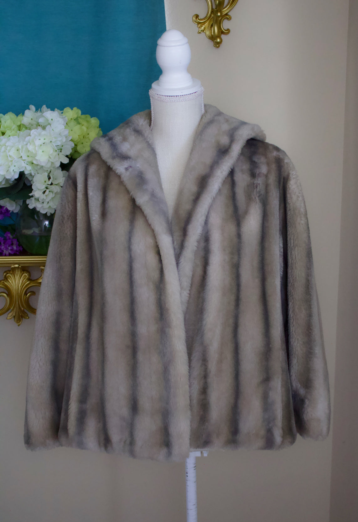 1950s Gray Fur Stole Cape Jacket with Silky Lining and Original Clasp (Faux Fur)