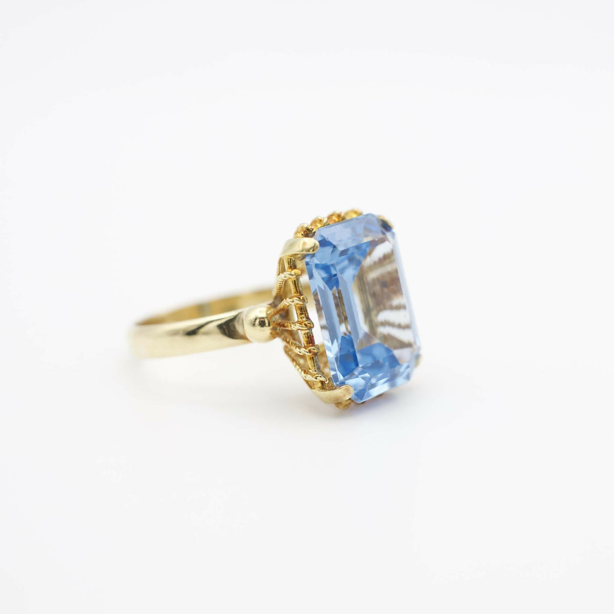 Vintage Blue Spinel Cocktail Ring In Solid 18K Yellow Gold
