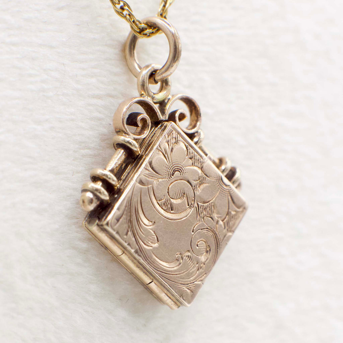 Antique Wightman & Hough Co. Circa 1890 Victorian 12K Gold Filled Album Locket
