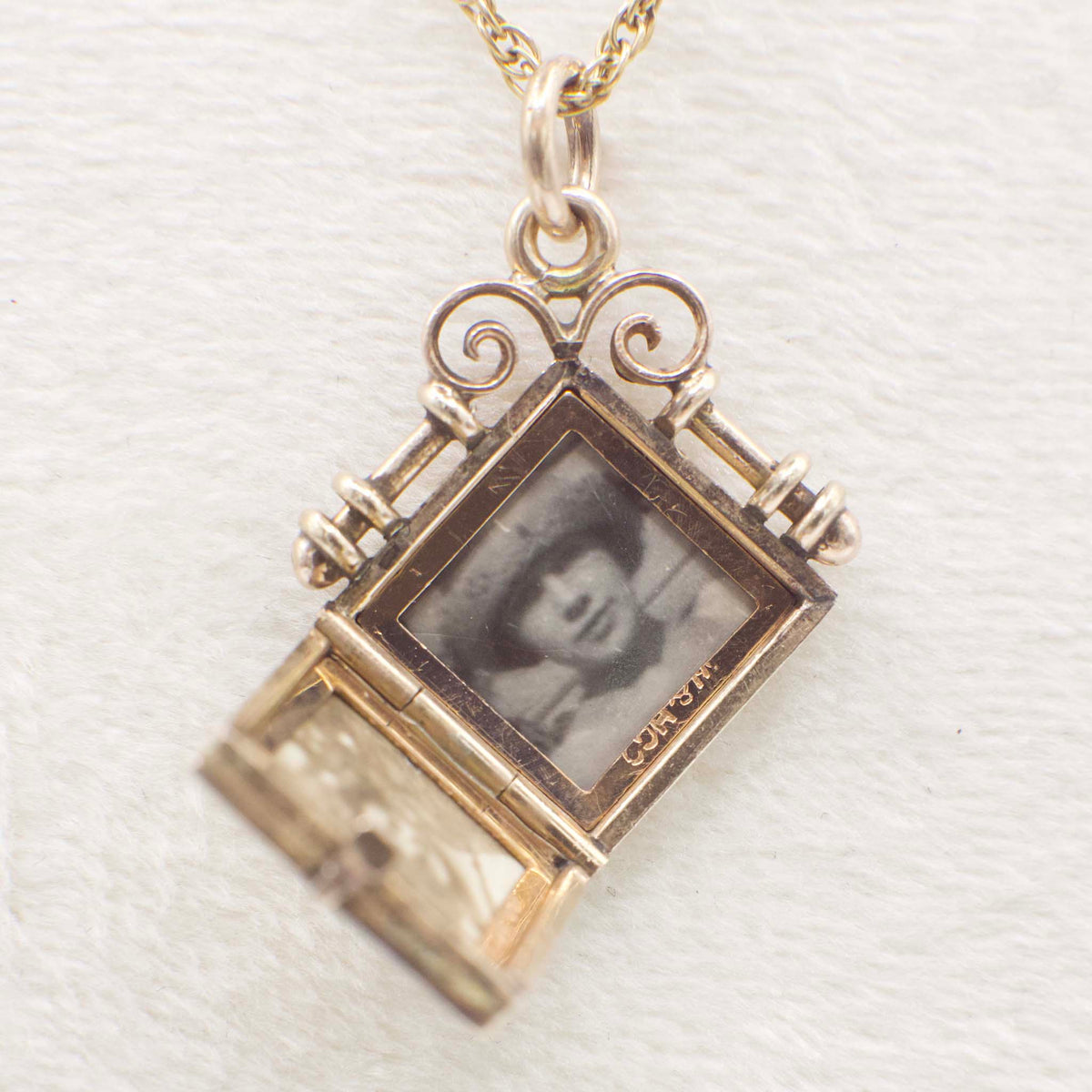 Antique Wightman & Hough Co. Circa 1890 Victorian 12K Gold Filled Album Locket