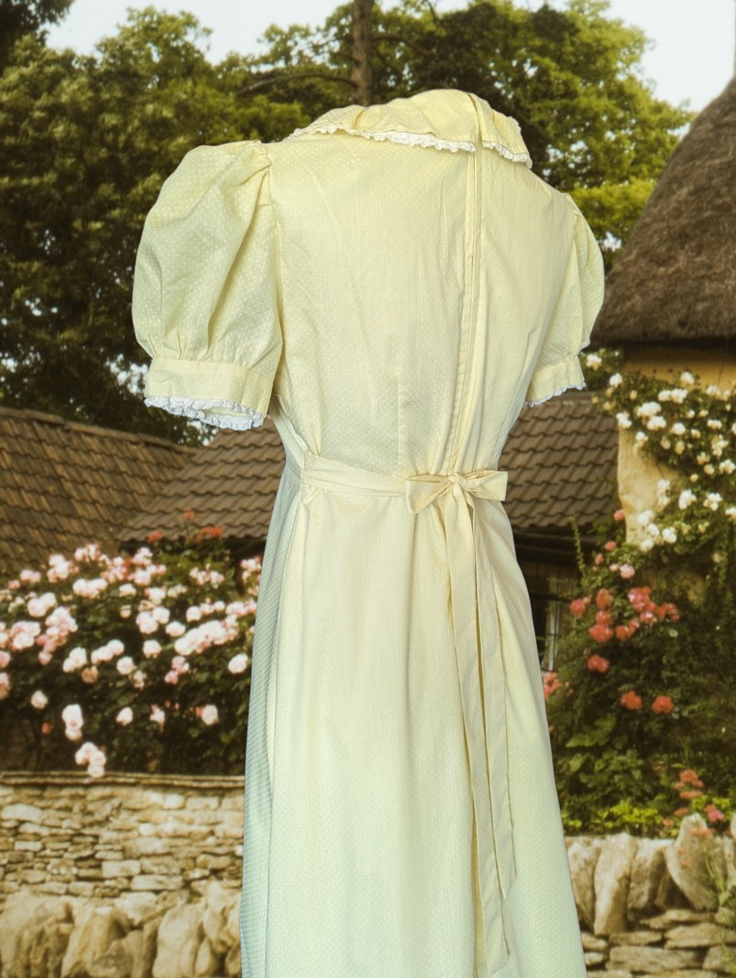 1970s Soft Yellow Gunne Sax Style Swiss Dot Prairie Dress with Puff Sleeves, Ruffled Collar and A-Line Skirt