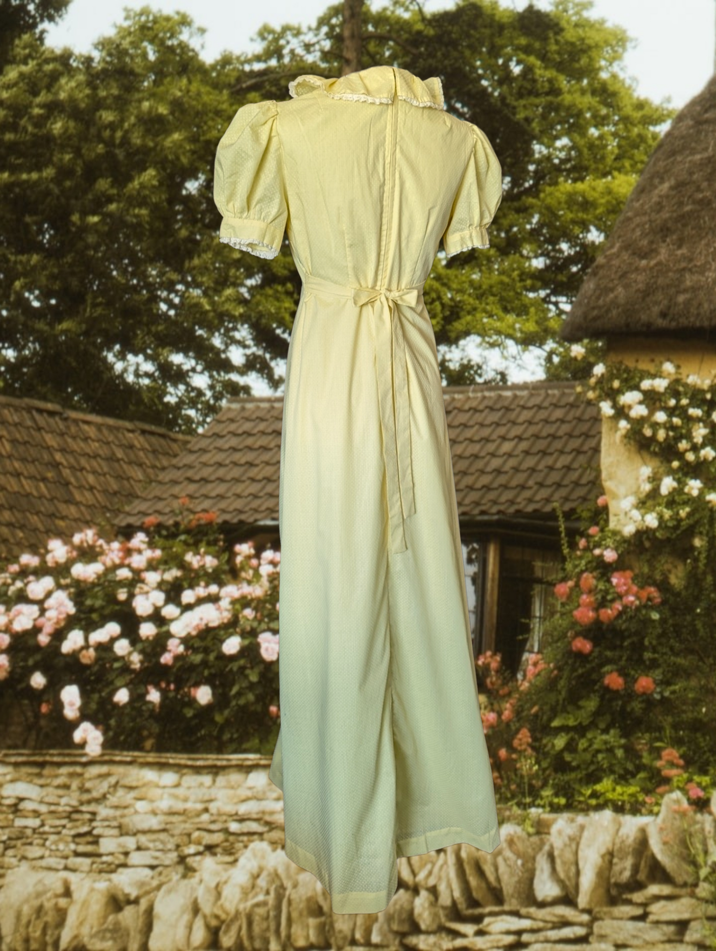 1970s Soft Yellow Gunne Sax Style Swiss Dot Prairie Dress with Puff Sleeves, Ruffled Collar and A-Line Skirt