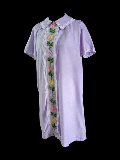 1970s Lavender Collared Night Shirt with Embroidered Flowers and Metal Button Snaps