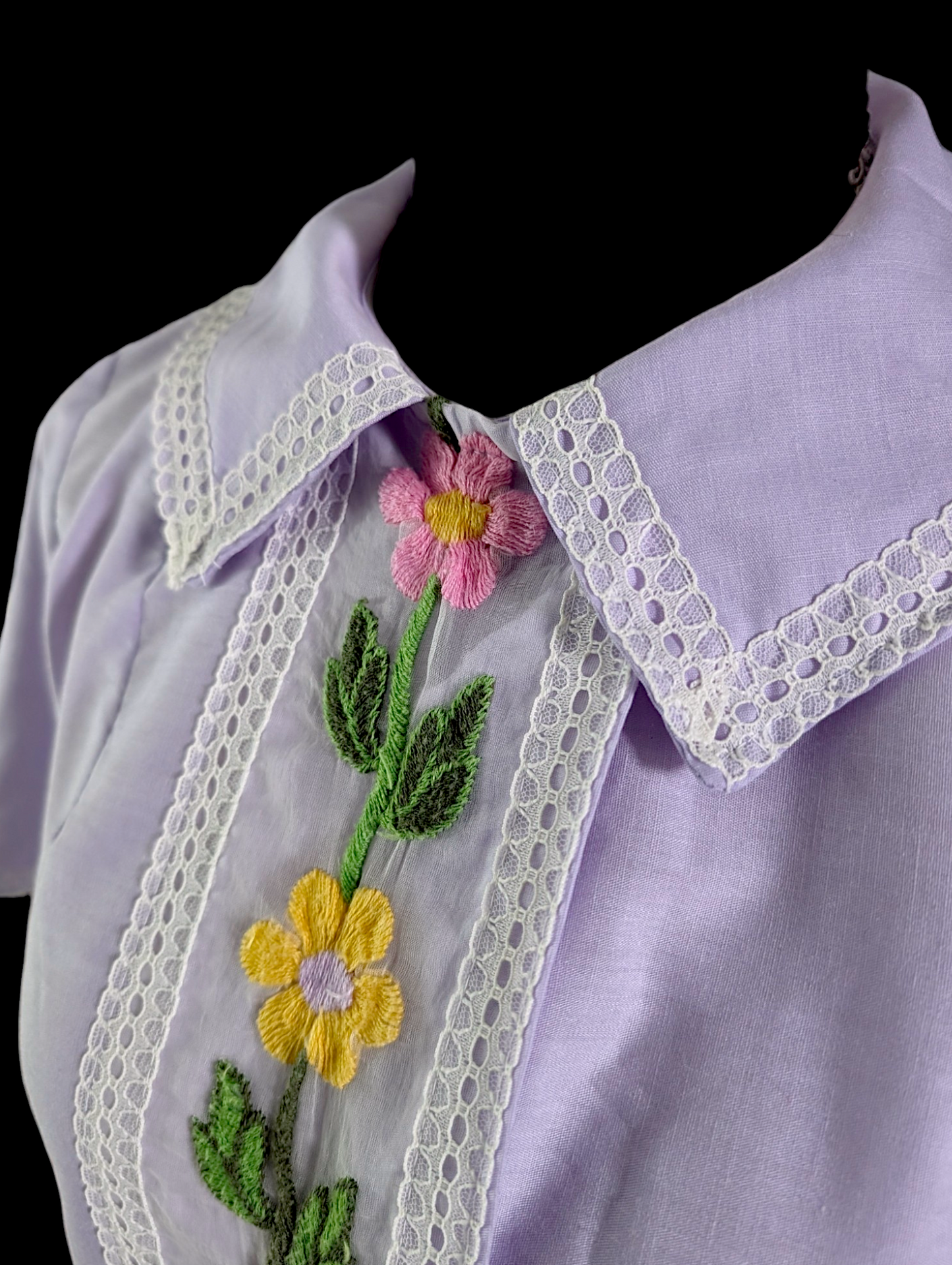 1970s Lavender Collared Night Shirt with Embroidered Flowers and Metal Button Snaps