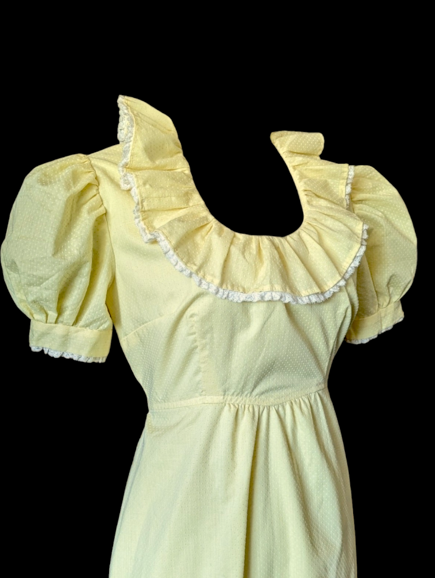 1970s Soft Yellow Gunne Sax Style Swiss Dot Prairie Dress with Puff Sleeves, Ruffled Collar and A-Line Skirt