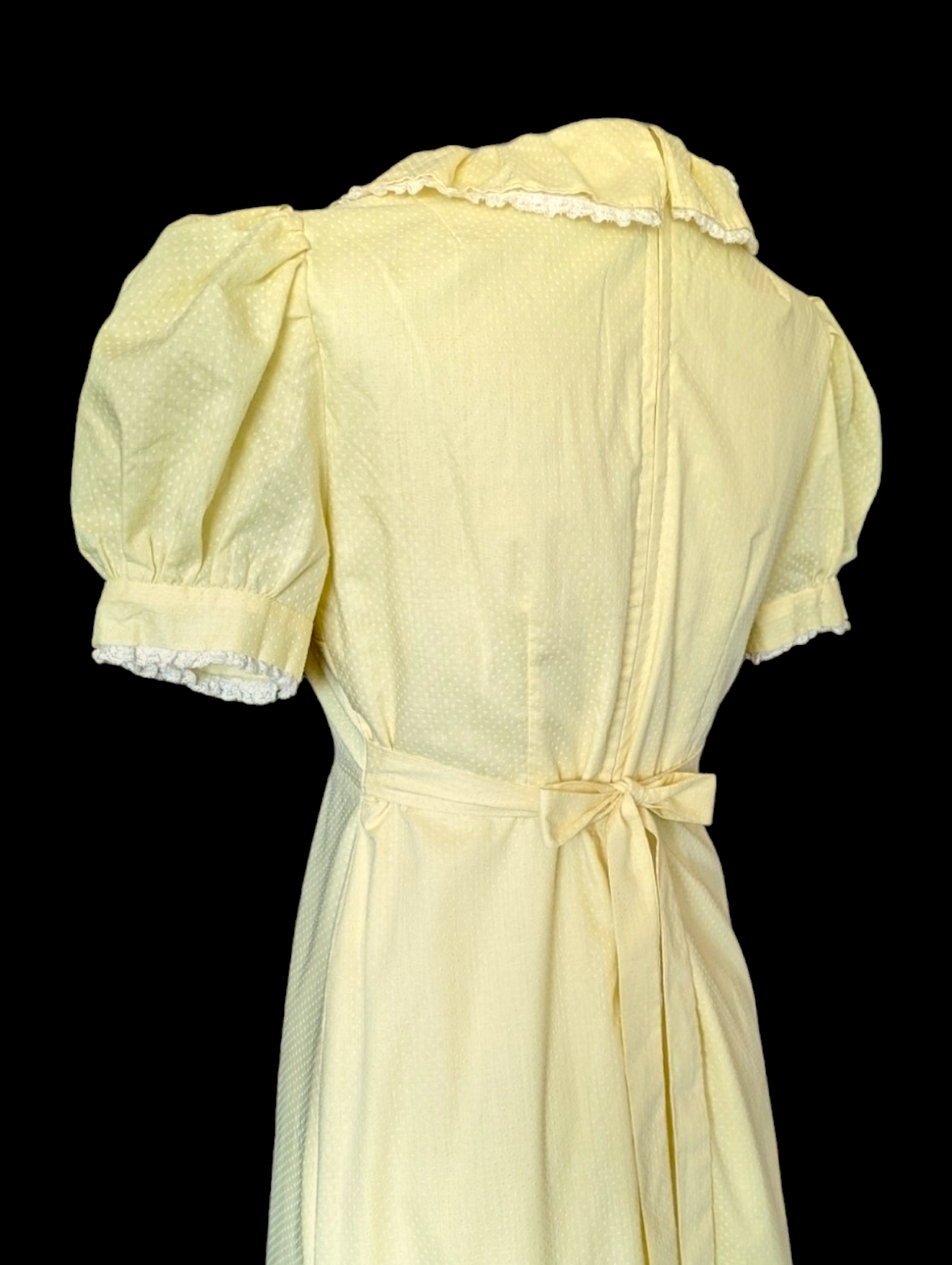 1970s Soft Yellow Gunne Sax Style Swiss Dot Prairie Dress with Puff Sleeves, Ruffled Collar and A-Line Skirt