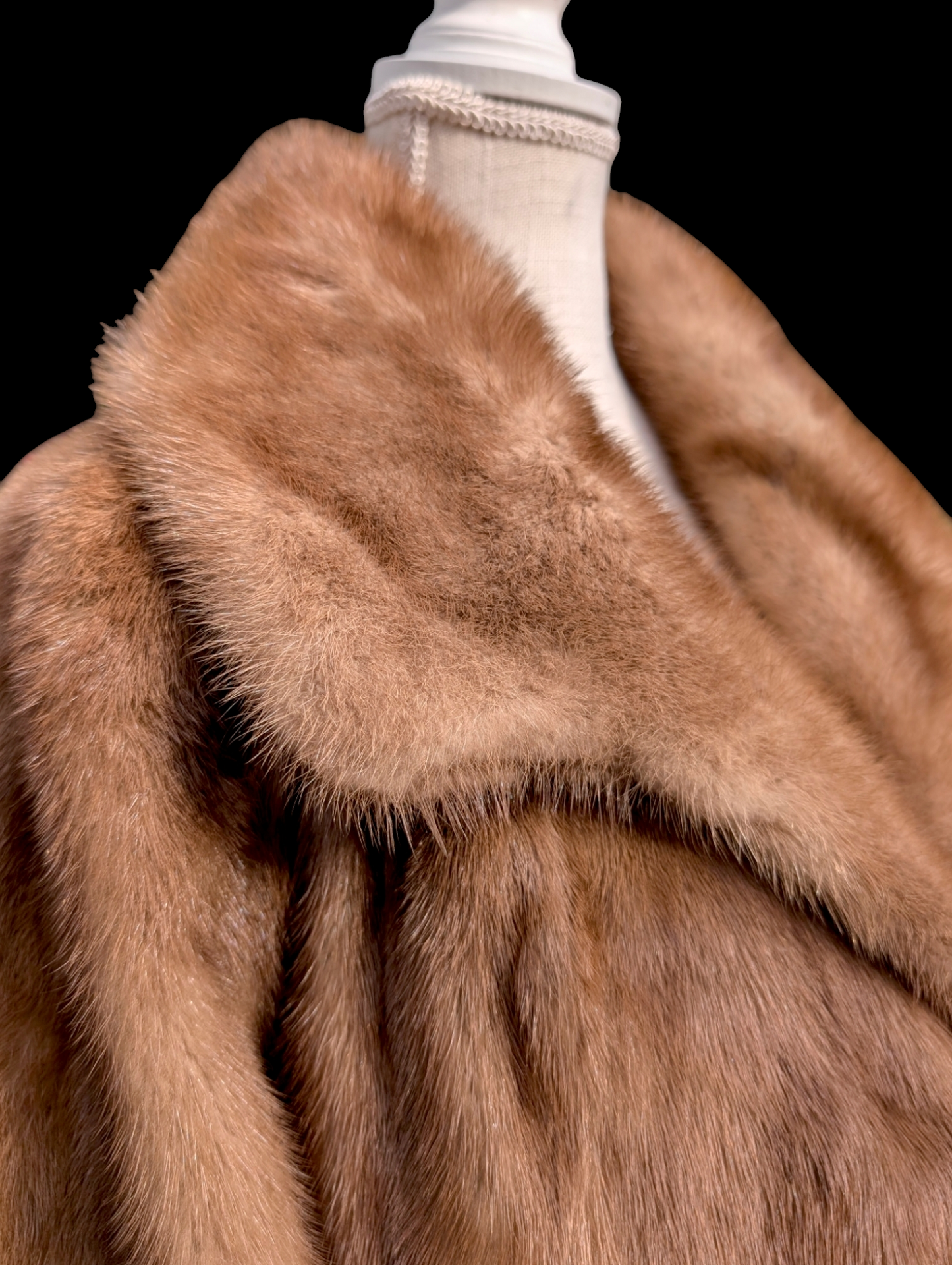 1950s-1970s Schiaparelli Designer Golden Mink Fur Coat with Oversized Collar and Cuffed Sleeves