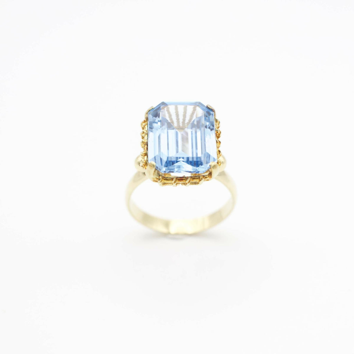Vintage Blue Spinel Cocktail Ring In Solid 18K Yellow Gold