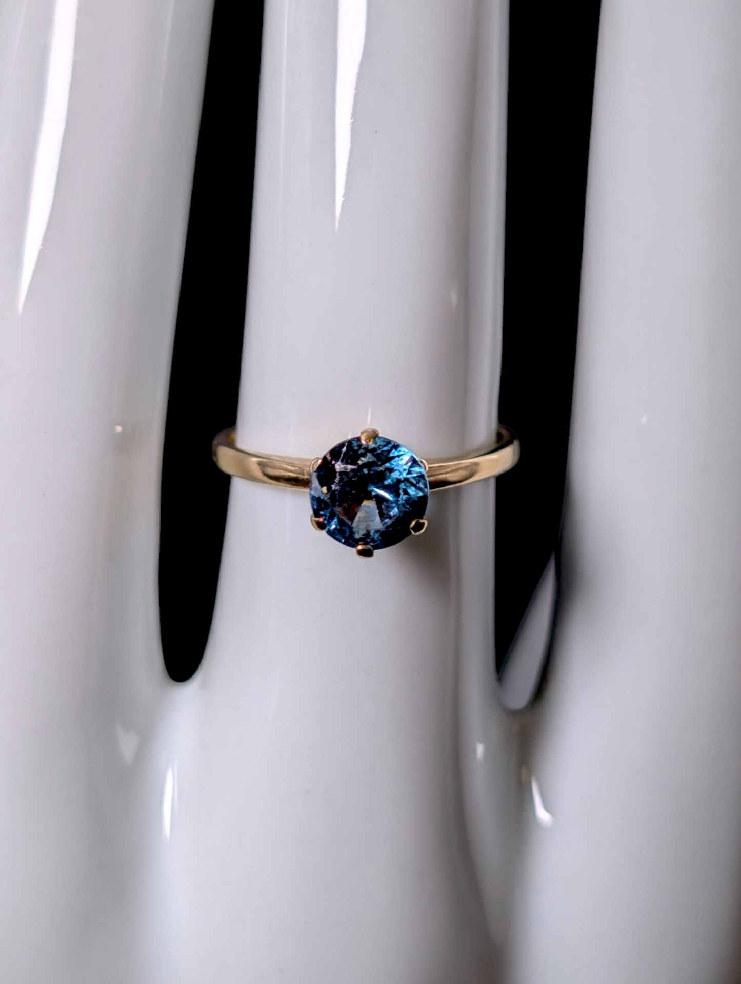 Vintage Designer David Sarkin Brilliant Round Cut Genuine Blue Spinel Solitaire 10k Solid Yellow Gold Ring
