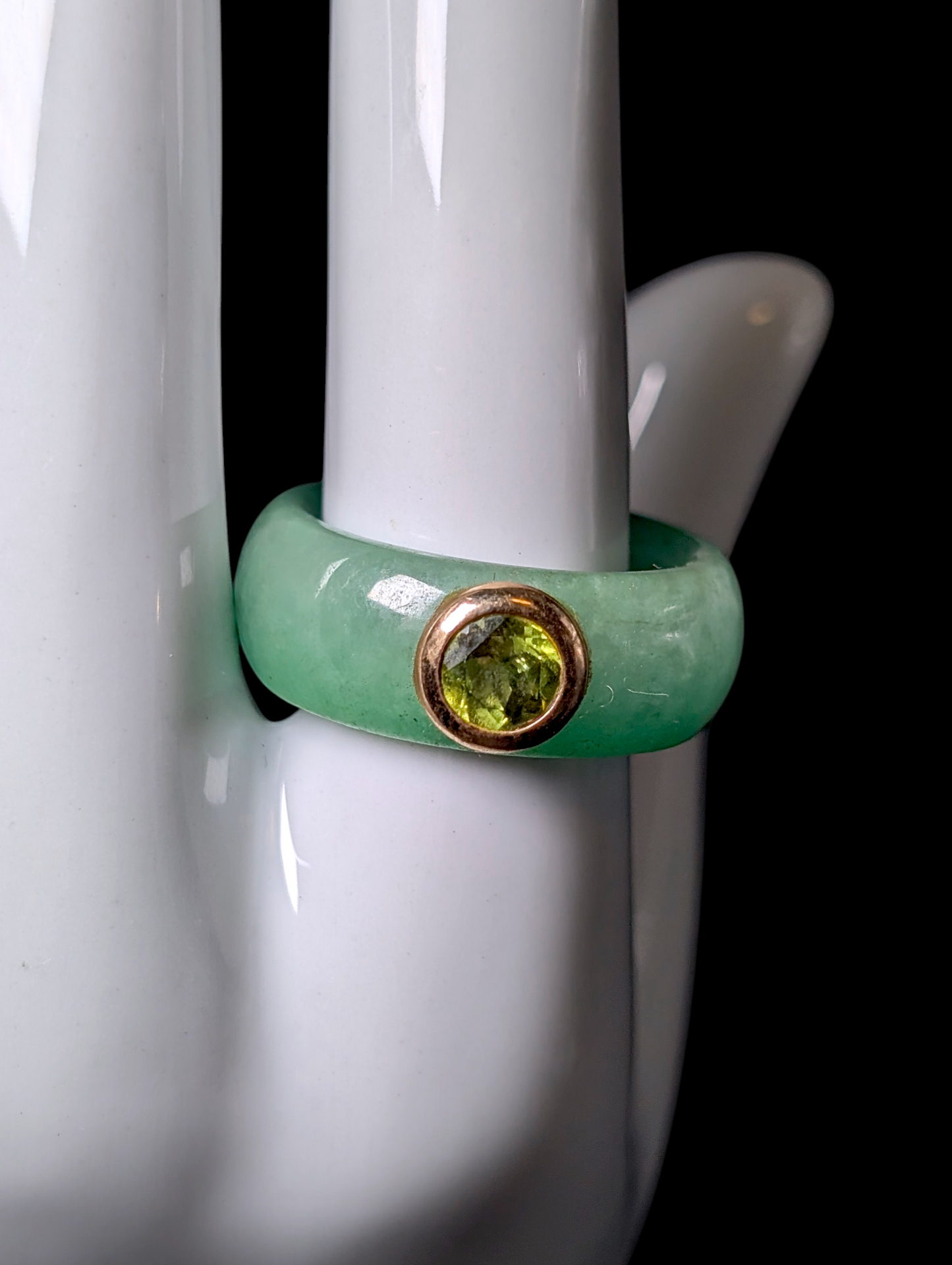 Vintage 14K Yellow Gold Bezel Set Round Cut Genuine Peridot Solitaire and Jade Band Ring