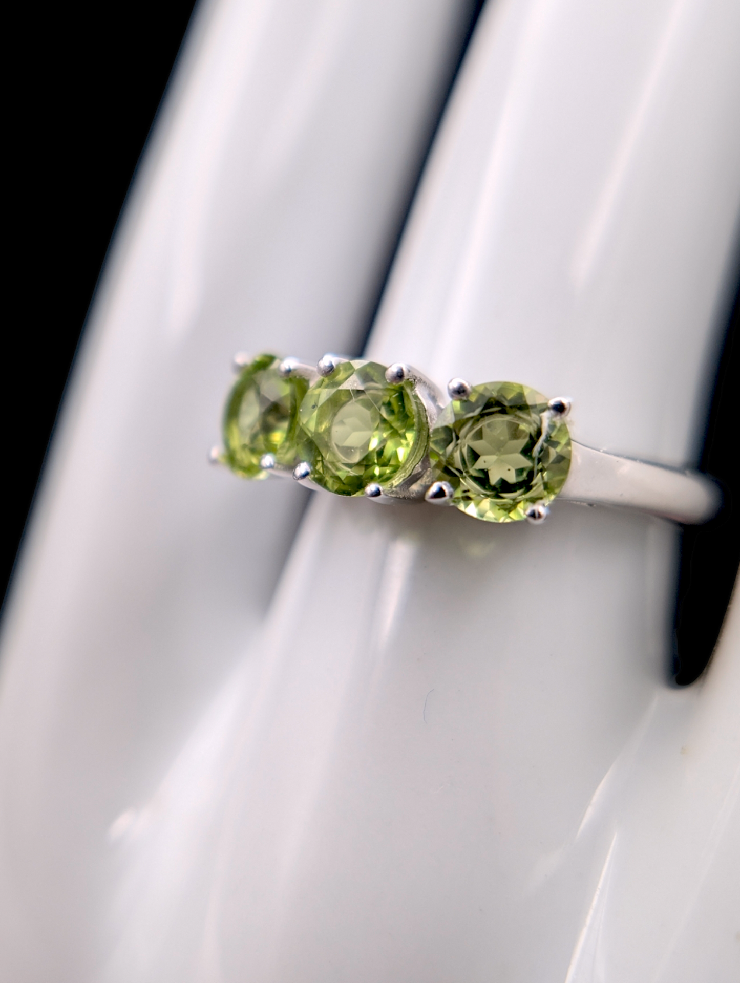 Vintage 3 Stone Round Cut Genuine Peridot Sterling Silver Ring