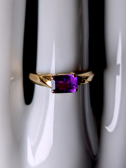 1950s-1960s Designer Skalet East West Emerald Cut Genuine Grape Purple Amethyst Solitaire 14k Solid Yellow Gold Ring