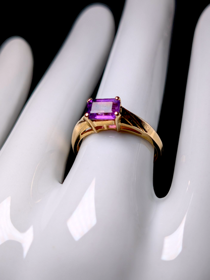 1950s-1960s Designer Skalet East West Emerald Cut Genuine Grape Purple Amethyst Solitaire 14k Solid Yellow Gold Ring