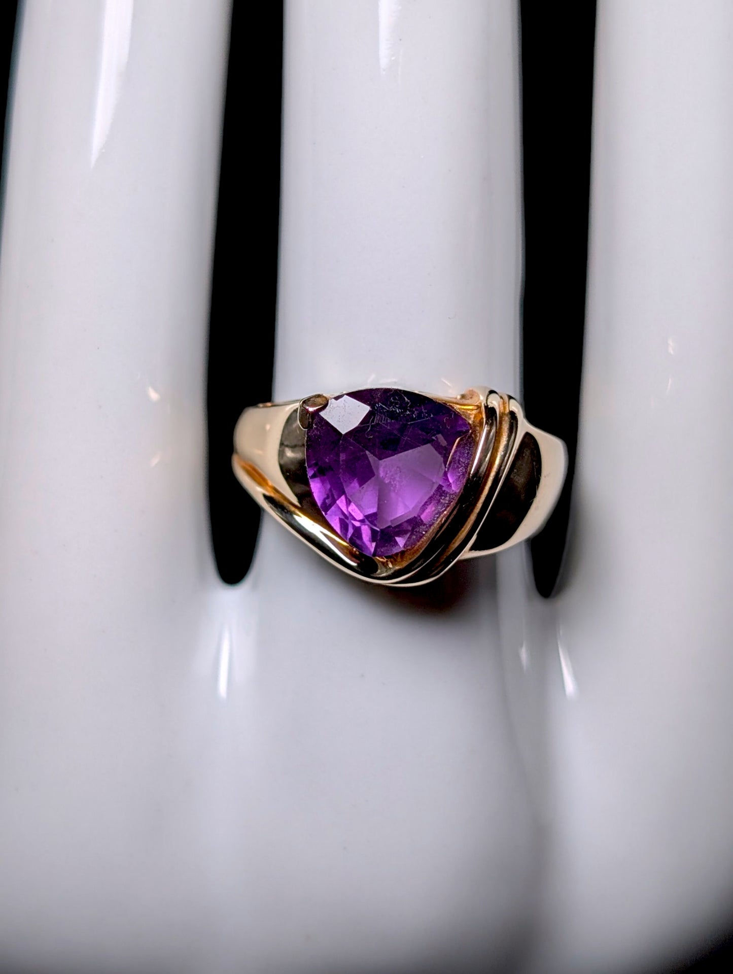 Vintage Caspian International Large Cushion Trillion Solitaire Genuine Amethyst 10k Yellow Gold Ring