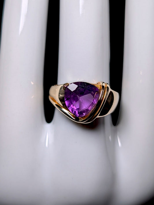 Vintage Caspian International Large Cushion Trillion Solitaire Genuine Amethyst 10k Yellow Gold Ring