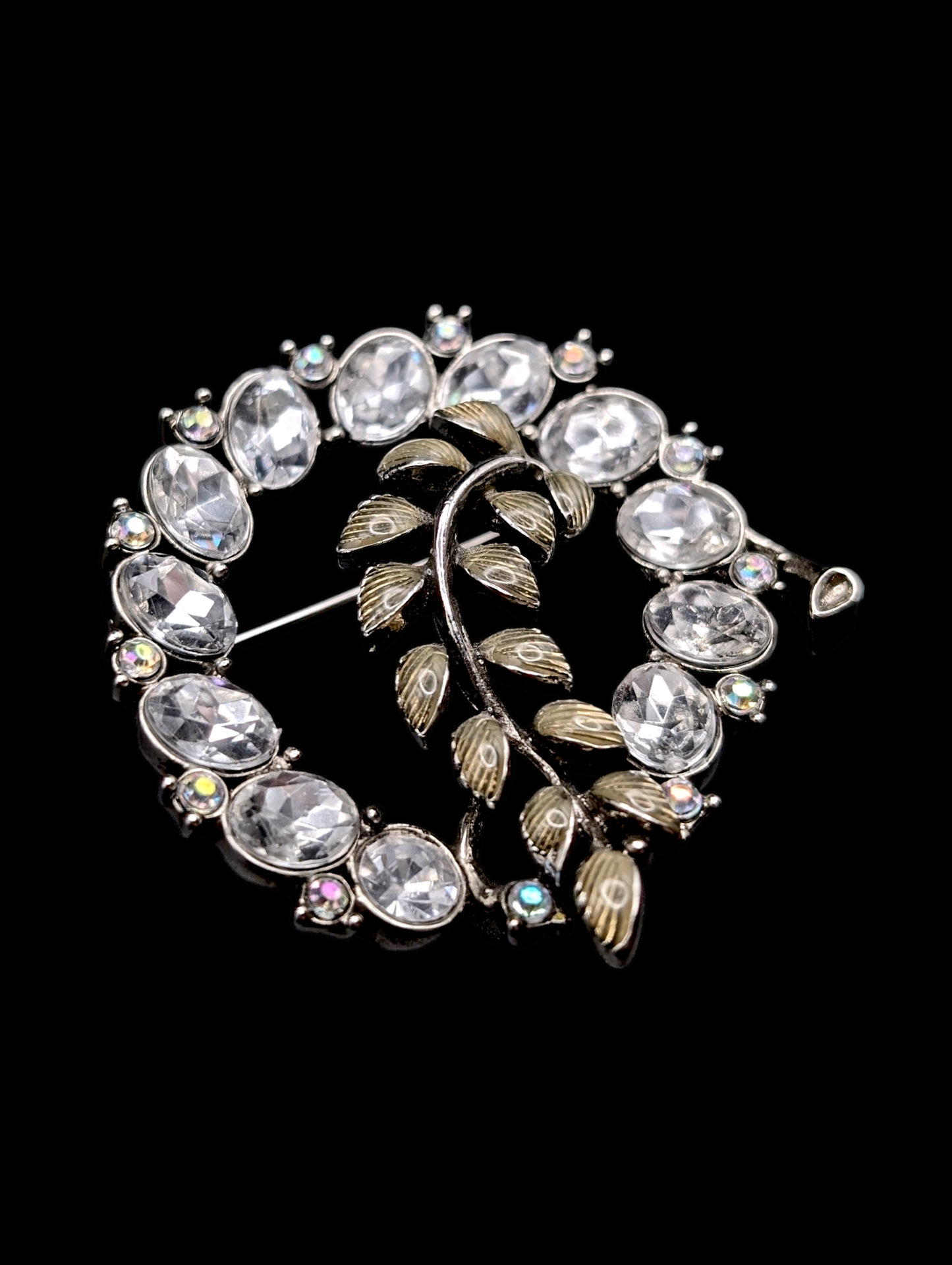 1950s - 1970s Monet Crystal Rhinestone, Aurora Borealis and Enamel Leaf Wreath Brooch Pin in Silver and Olive Green