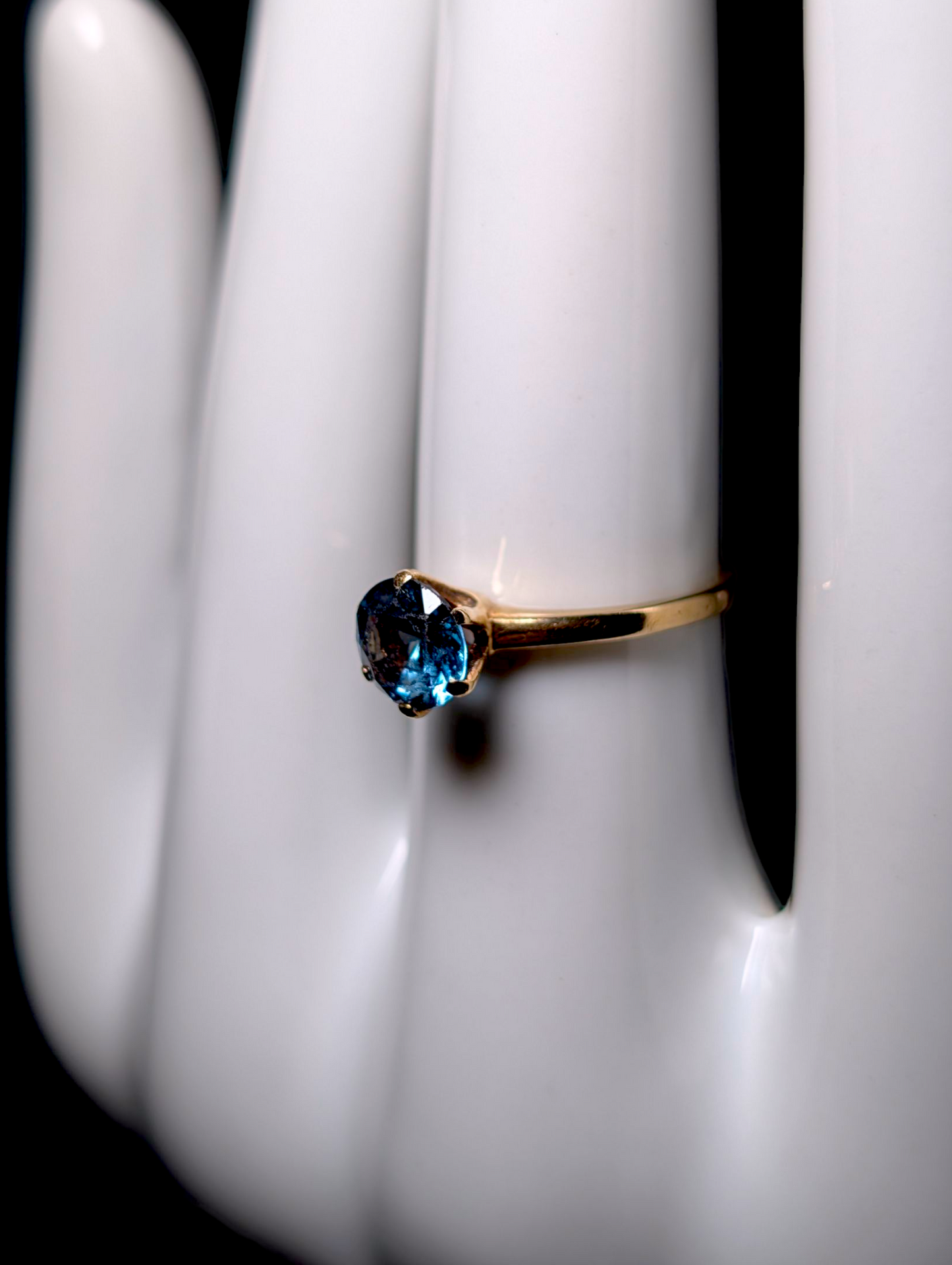 Vintage Designer David Sarkin Brilliant Round Cut Genuine Blue Spinel Solitaire 10k Solid Yellow Gold Ring