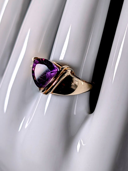 Vintage Caspian International Large Cushion Trillion Solitaire Genuine Amethyst 10k Yellow Gold Ring