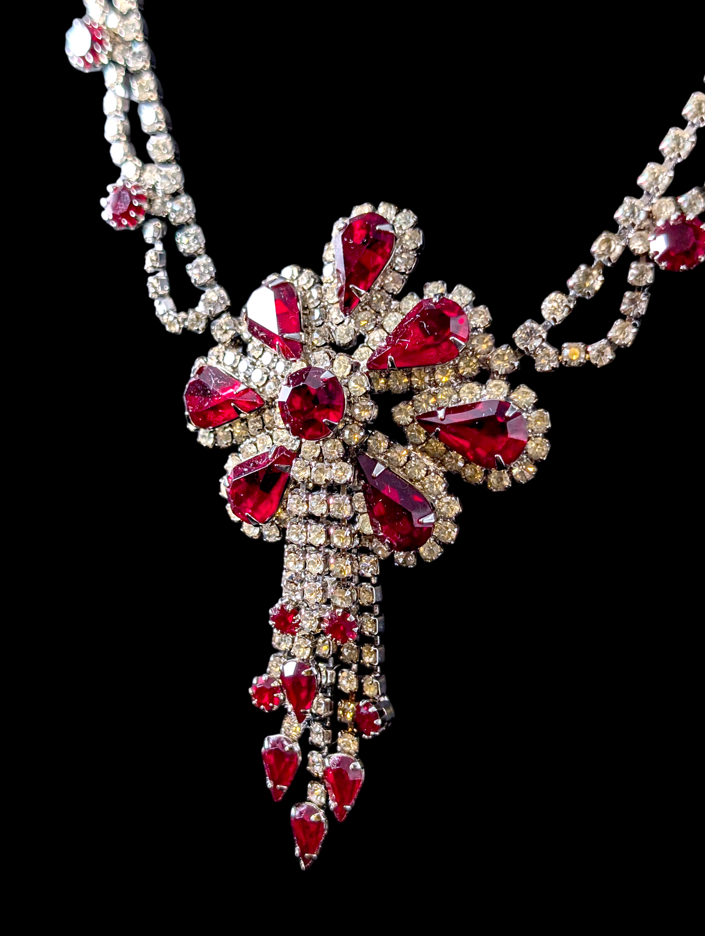 1950s - 1960s Elegant Clear and Red Rhinestone Chandelier Necklace and Earrings Parure Statement Set