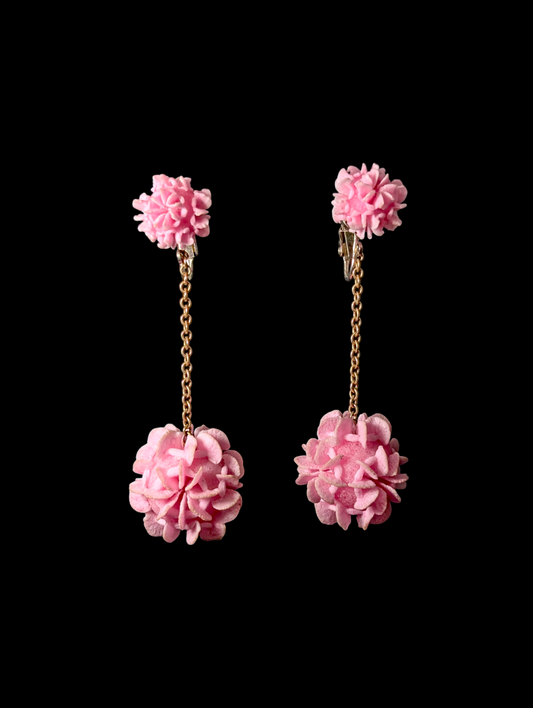 1960s-1970s Vintage Mod Pink Flower Artistic Dangle Gold Toned Costume Clip On Earrings