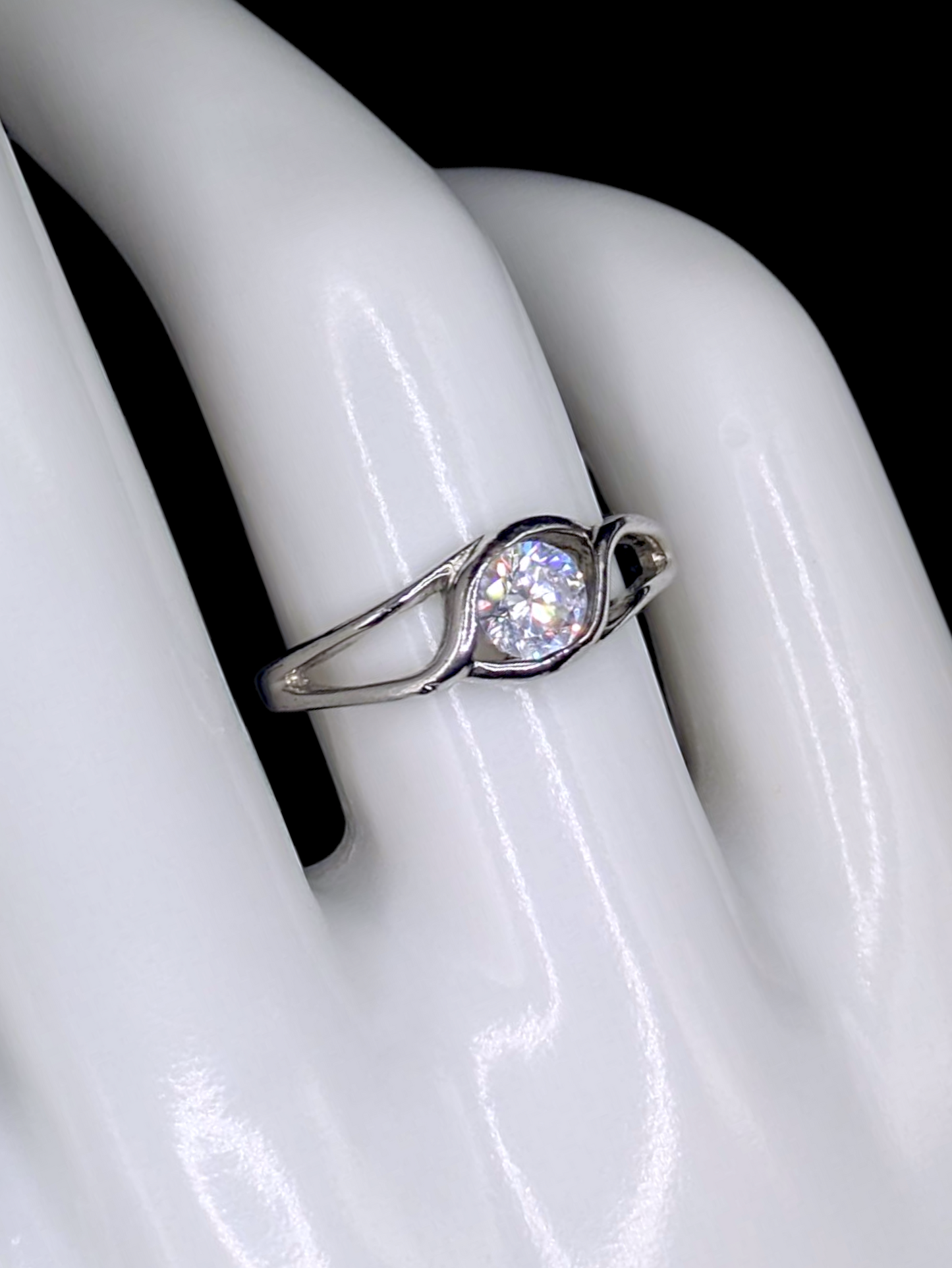 Vintage Inspired Round Brilliant Cut Simulated Diamond Solitaire Silver Toned Crossover Vacation Ring