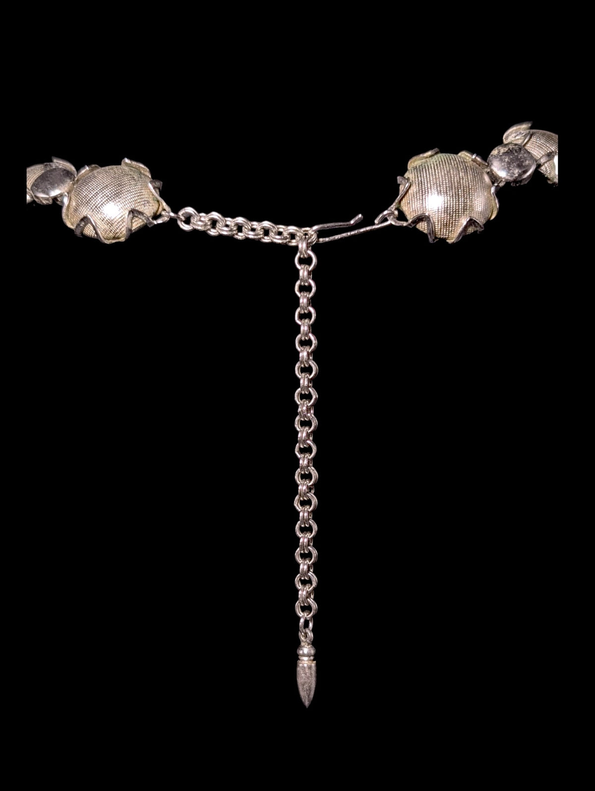 Vintage 1940s-1960s Crosshatched Domed Scalloped Edges Silver Toned Collar Necklace