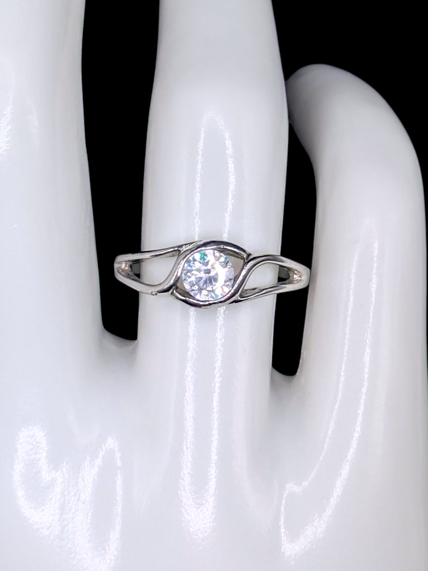 Vintage Inspired Round Brilliant Cut Simulated Diamond Solitaire Silver Toned Crossover Vacation Ring