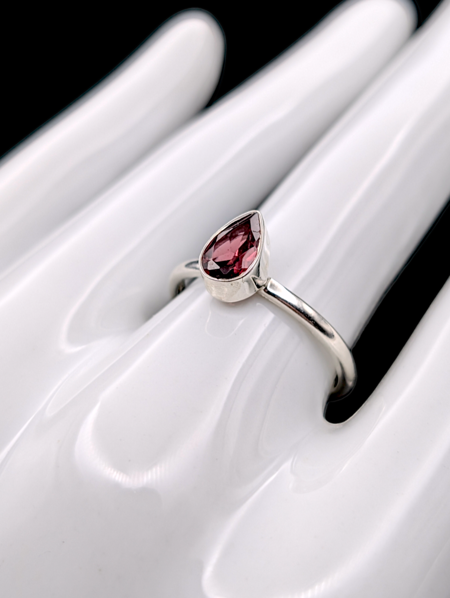 Vintage Dainty Simple Teardrop Solitaire Genuine Garnet 925 Sterling Silver Ring