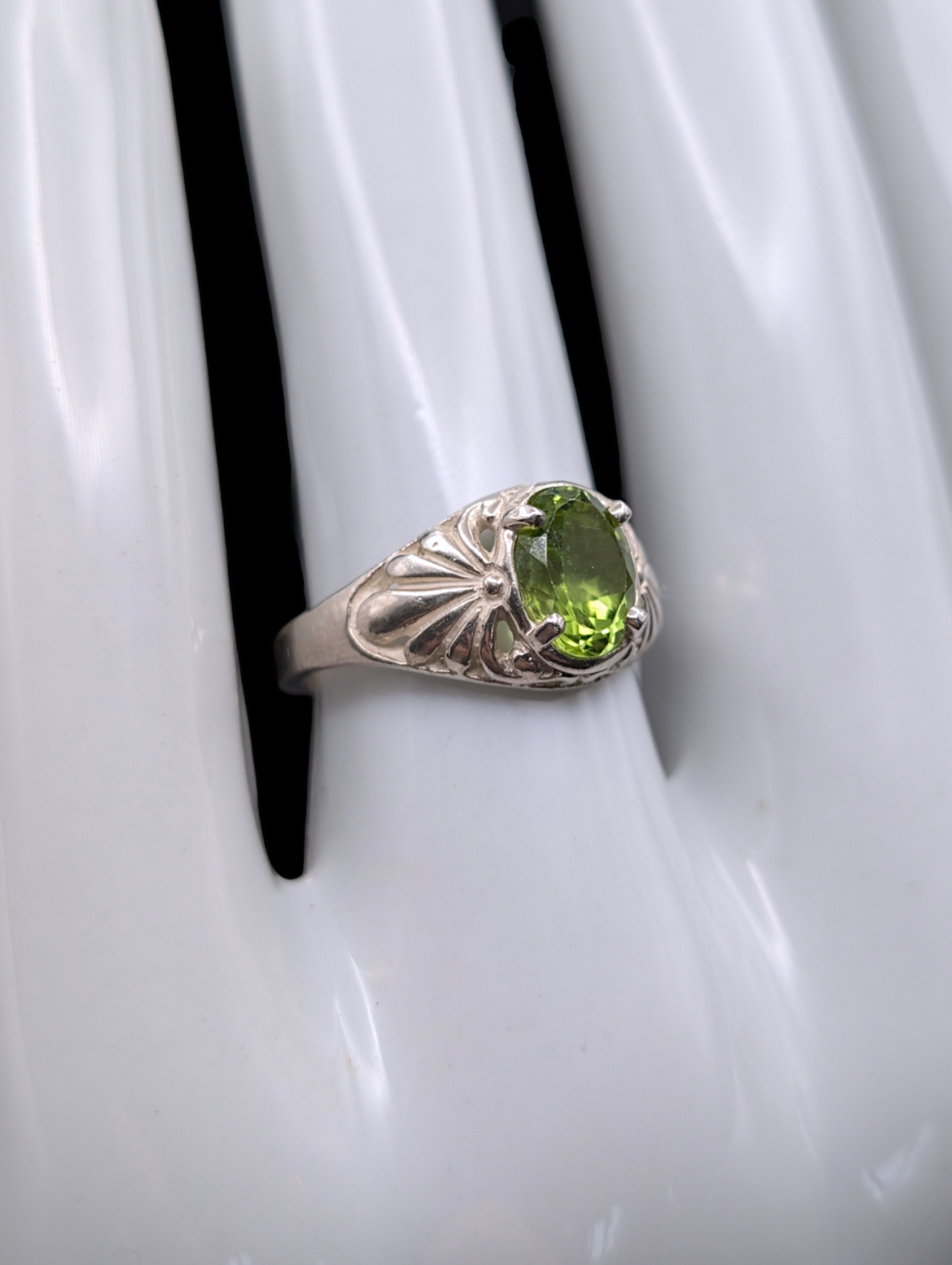 Vintage Genuine Peridot Solitaire Kabana Sterling Silver Ring