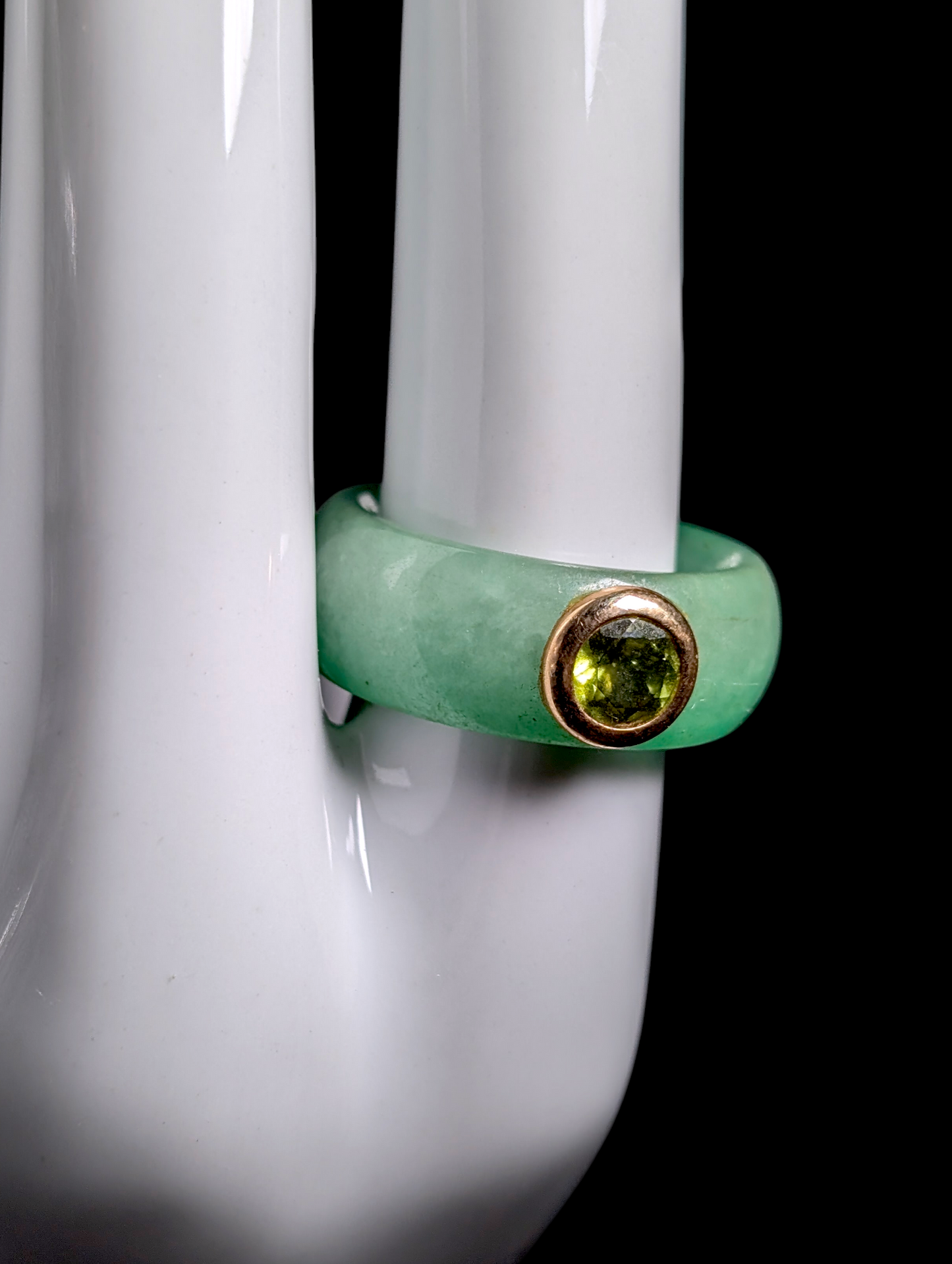 Vintage 14K Yellow Gold Bezel Set Round Cut Genuine Peridot Solitaire and Jade Band Ring