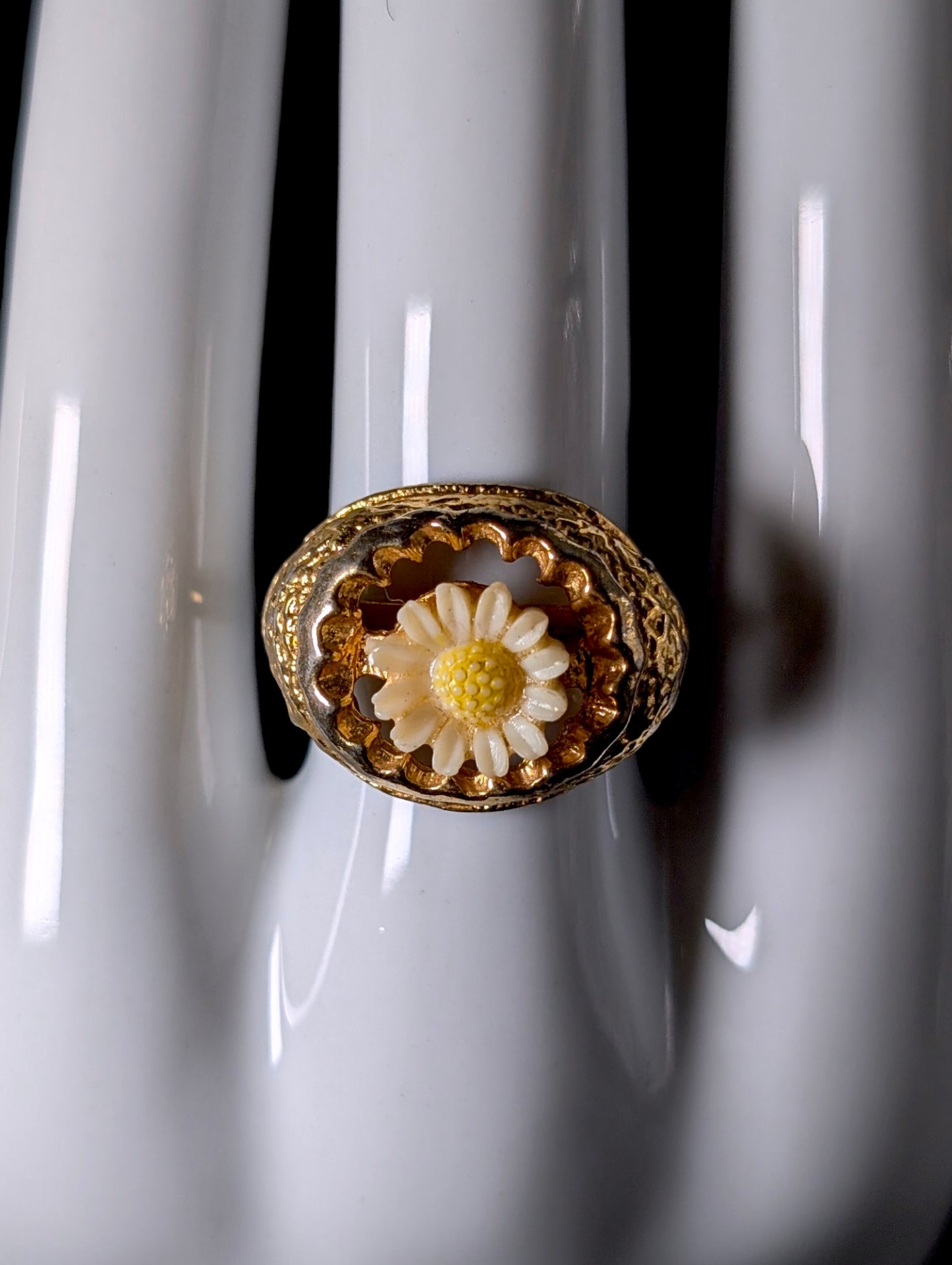 Vintage 1970s Hovering Daisy Gold Toned Adjustable Ring
