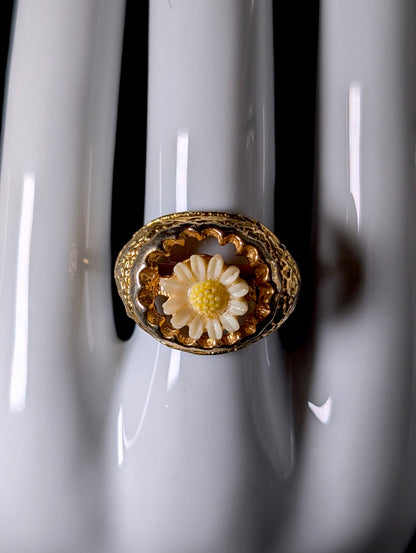 Vintage 1970s Hovering Daisy Gold Toned Adjustable Ring