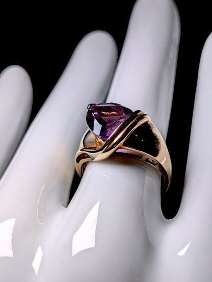 Vintage Caspian International Large Cushion Trillion Solitaire Genuine Amethyst 10k Yellow Gold Ring