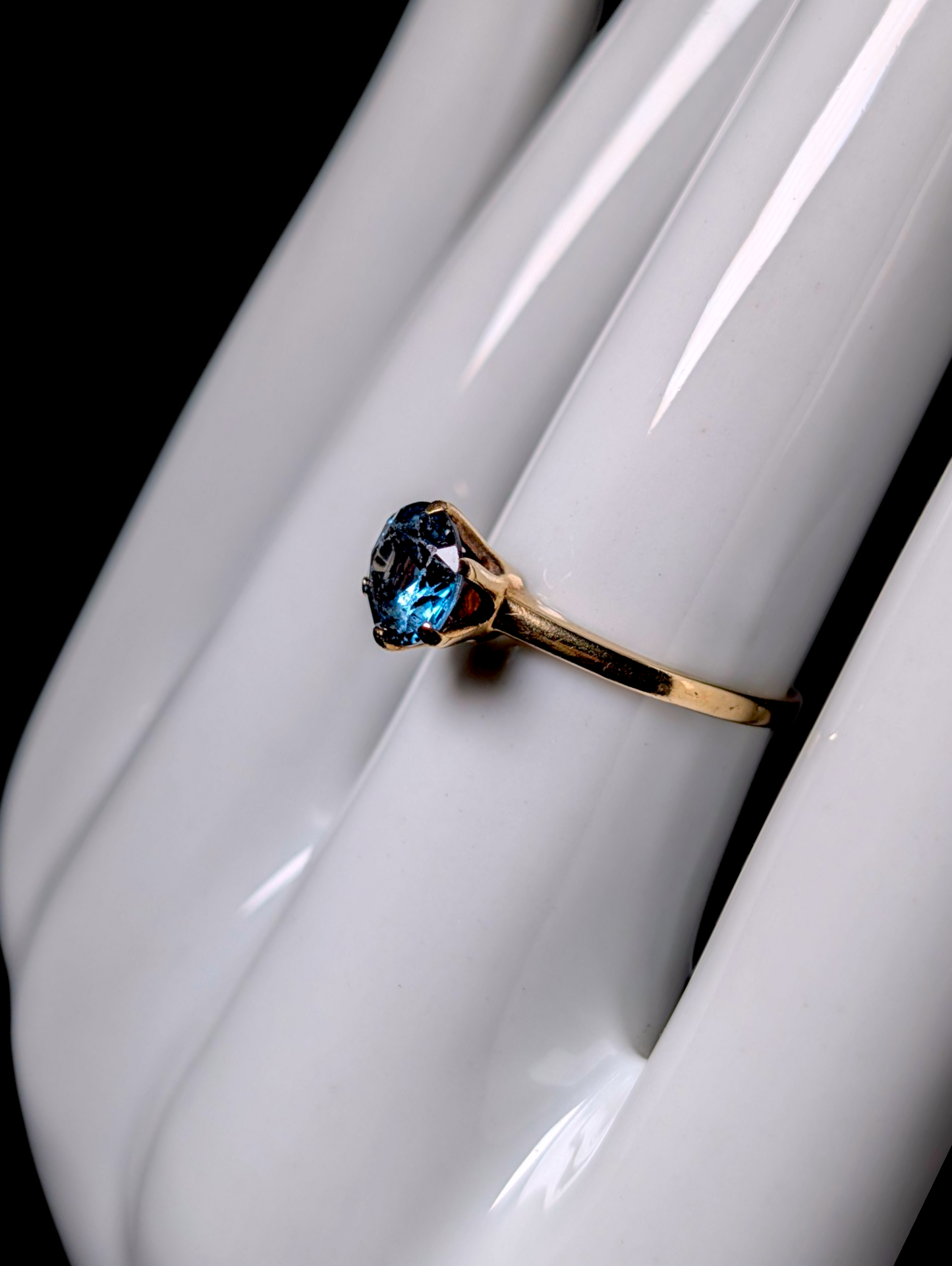 Vintage Designer David Sarkin Brilliant Round Cut Genuine Blue Spinel Solitaire 10k Solid Yellow Gold Ring