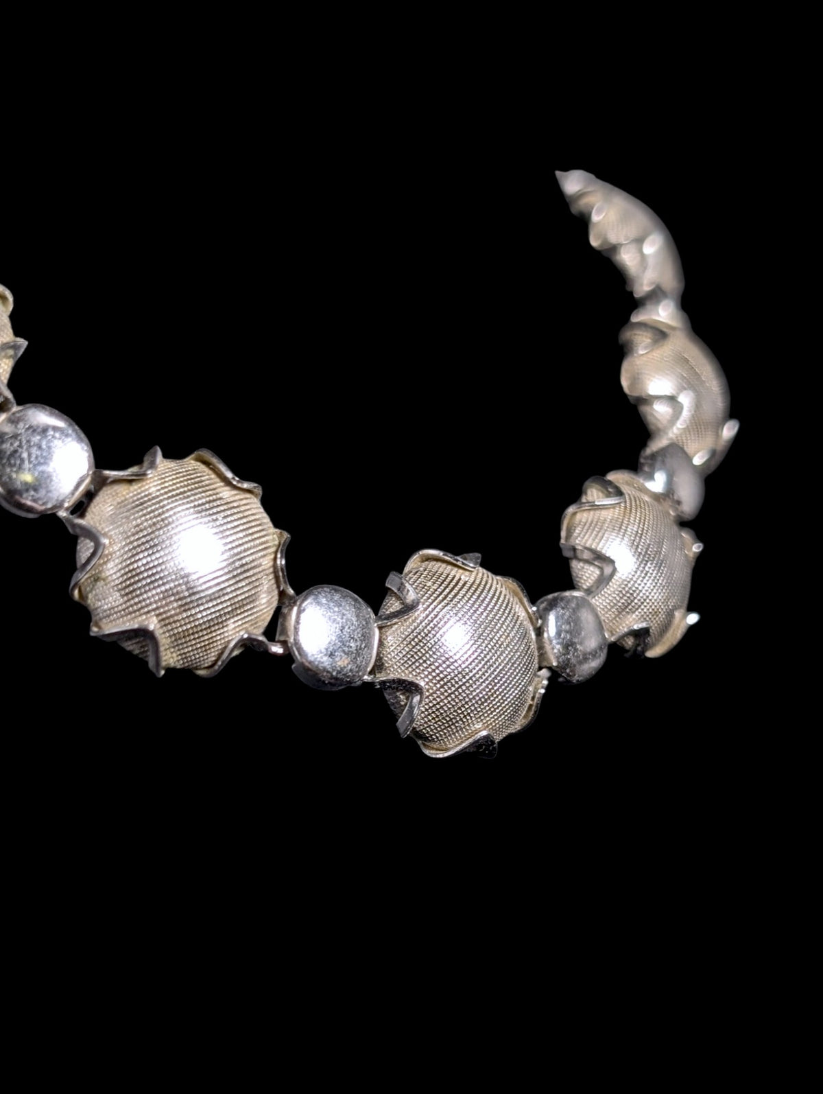 Vintage 1940s-1960s Crosshatched Domed Scalloped Edges Silver Toned Collar Necklace