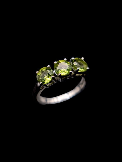 Vintage 3 Stone Round Cut Genuine Peridot Sterling Silver Ring