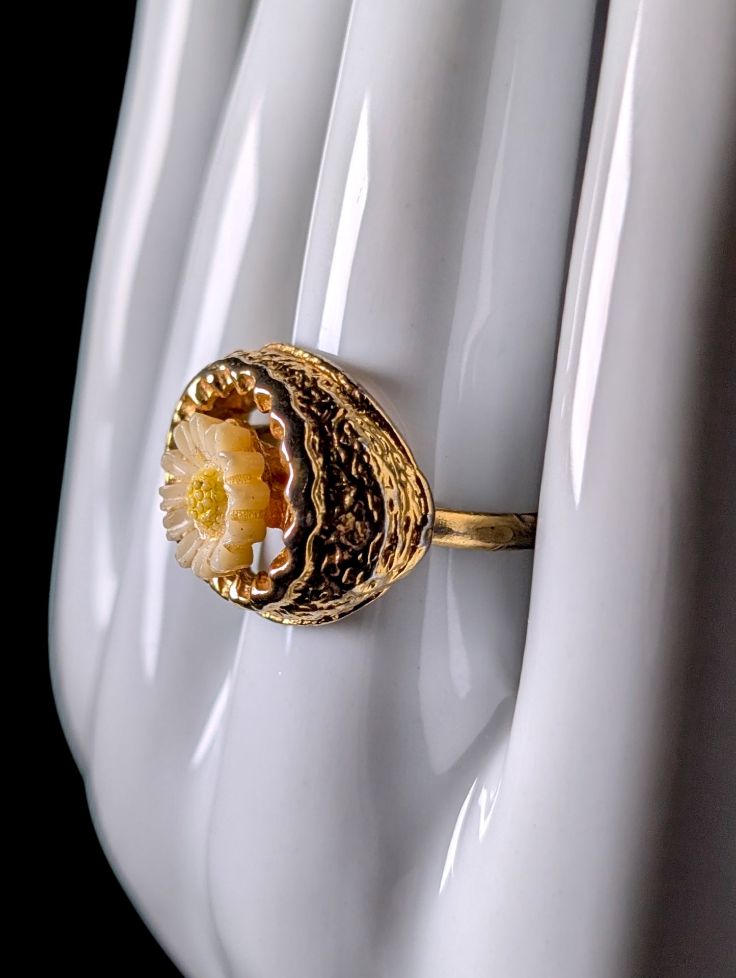 Vintage 1970s Hovering Daisy Gold Toned Adjustable Ring