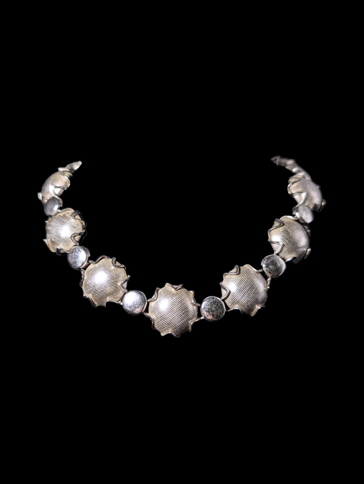 Vintage 1940s-1960s Crosshatched Domed Scalloped Edges Silver Toned Collar Necklace