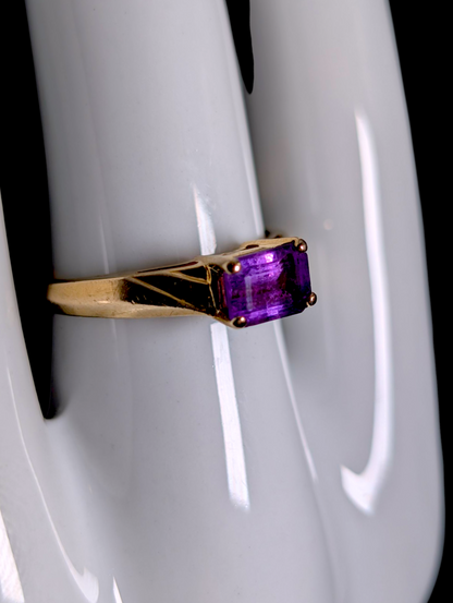 1950s-1960s Designer Skalet East West Emerald Cut Genuine Grape Purple Amethyst Solitaire 14k Solid Yellow Gold Ring