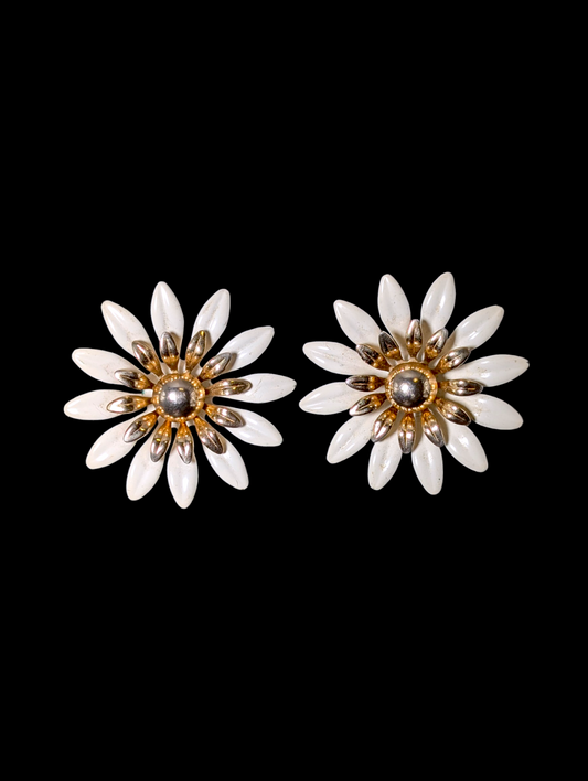 1960s-1970s Vintage Sarah Coventry Enamel White and Gold Toned Daisy Flowers Costume Clip On Earrings