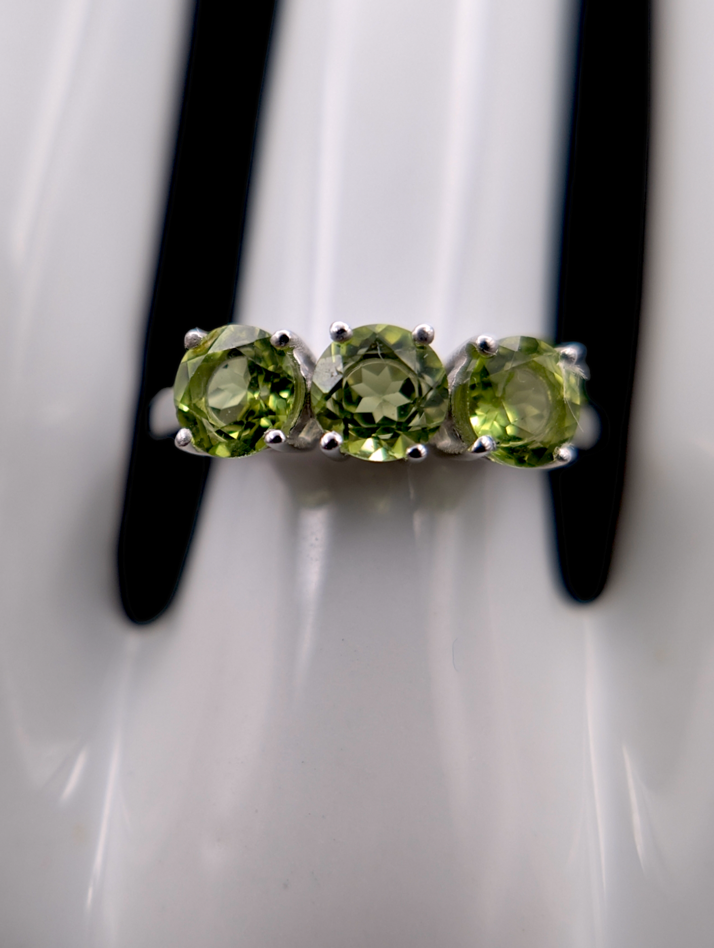 Vintage 3 Stone Round Cut Genuine Peridot Sterling Silver Ring