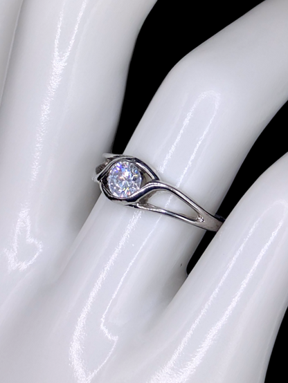 Vintage Inspired Round Brilliant Cut Simulated Diamond Solitaire Silver Toned Crossover Vacation Ring