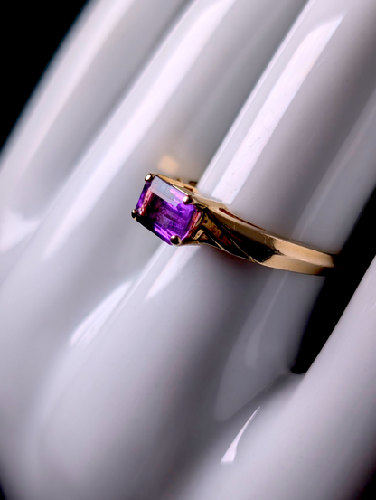 1950s-1960s Designer Skalet East West Emerald Cut Genuine Grape Purple Amethyst Solitaire 14k Solid Yellow Gold Ring