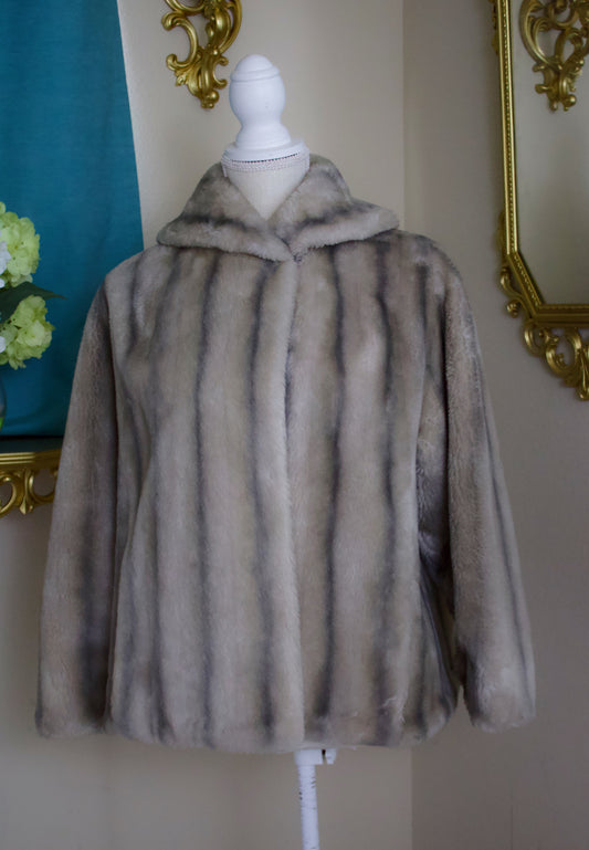 1950s Gray Fur Stole Cape Jacket with Silky Lining and Original Clasp (Faux Fur)