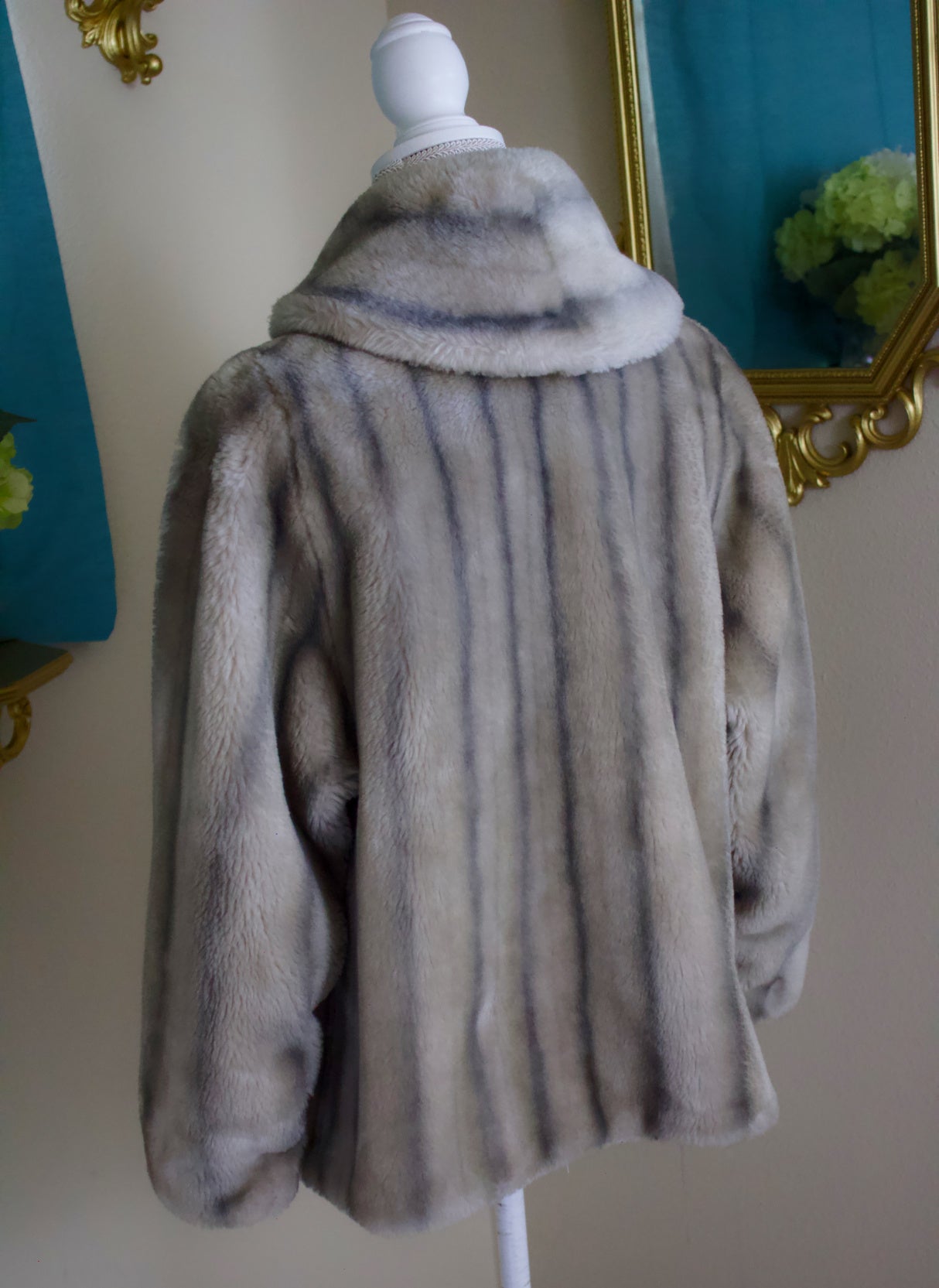 1950s Gray Fur Stole Cape Jacket with Silky Lining and Original Clasp (Faux Fur)
