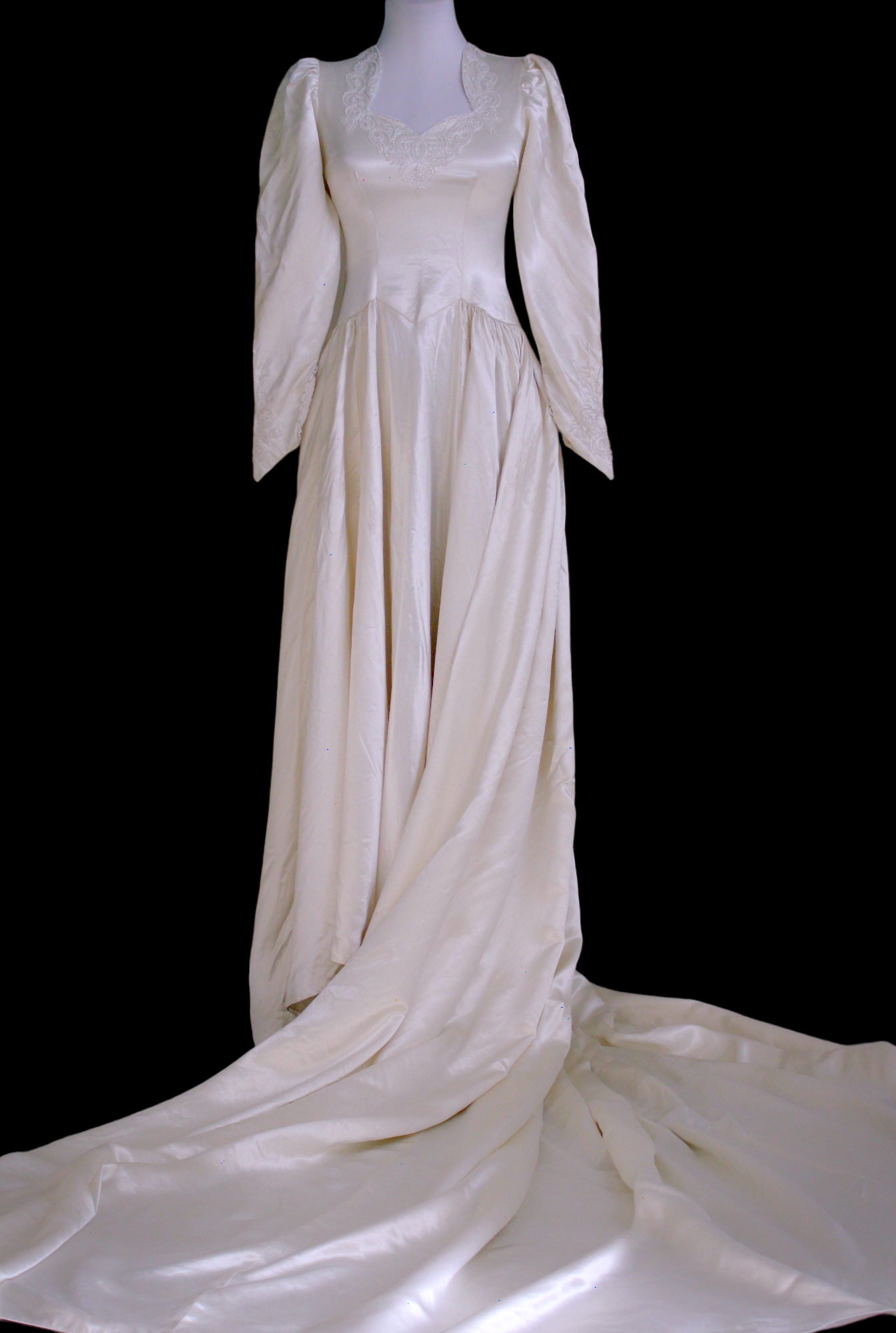 1940s Hollywood Glamour Slipper Satin Wedding Dress in Soft White with – HobbyBobbins 1940s Hollywood Glamour Slipper Satin Wedding Dress in Soft White with – HobbyBobbins