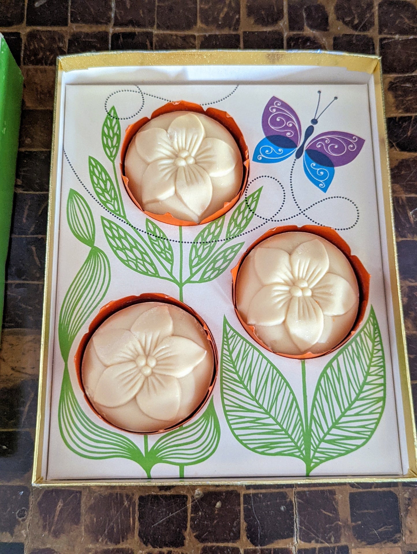 Vintage Jasmin Gift Soaps Set of 3 w/ Box Perfumed Jasmine Avon